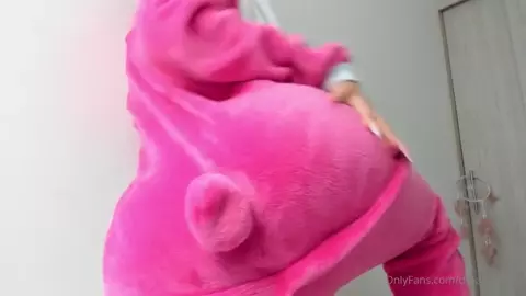 DreamsWhite Masturbates With Tits Close Up