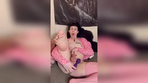 Tulip Xitsk Masturbates In Pink