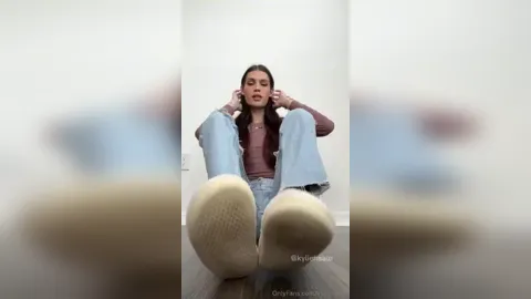 Sexy And Cure Feet Of Kylie Haale