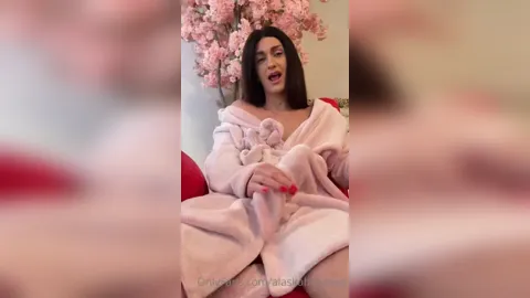 Alaska Hotmess Masturbates In Bath Robe
